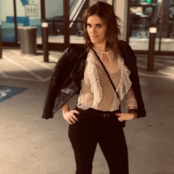 Meet your Posher, Amanda - Picture 2 of 4